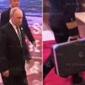 Vladimir Putin u Kini uhvaćen sa nuklearnim koferom! Ide na sastanak, a prst mu je uvek na "crvenom dugmetu" (video)