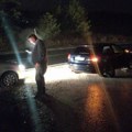 Ogromna rupa na putu pravi havariju na automobilima: Vozila naleću u brzini, probušene im gume i oštećene felne