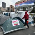 Studenti prenoćili u šatorima na ulici u centru Beograda: Blokada traje do podneva, a onda će se priključiti protestu…
