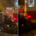 Žestok sudar automobila i tramvaja u centru Beograda! Krvavu ženu izvlačili iz vozila koje je smrskano (foto)