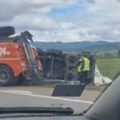 На ауто-путу Ниш Лесковац преврнуо се камион(ВИДЕО)