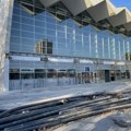 FOTO: Umetnik Pijanista oslikao crni flor u dimenzijama nadstrešnice Železničke stanice u Novom Sadu