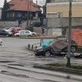 Jeziva nesreća u Tuzli: Učestvovala tri vozila, poginula žena (video)