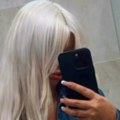 Sakrila lice, otkrila grudi: Pevačica (48) otkopčala košulju, a ispod nje nema ništa: Dekolteom uzdrmala mreže (foto)