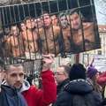 Nišliju fizički napala grupa pristalica vlasti zbog transprenta: Policajci prisustvovali napadu i nisu reagovali