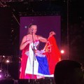Ceca se ogrnula srpskom zastavom na koncertu u Nišu: Razvukla trobojku i dobila ogroman aplauz publike - emocije pršte (Video)…