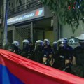 Kragujevčani razvili trobojku ispred kordona koji čuva prostorije SNS
