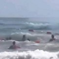 Zastrašujući snimak sa crnogorske plaže: Ženu odneli talasi, spasioci jedva sprečili katastrofu (Video)