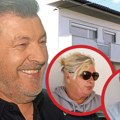 (Video) Ovo je kuća Šerifa Konjevića u njegovom rodnom mestu: Brat i sestra pevača su nas ugostili u Sanici: "Nas je sedmoro…