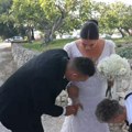 Nini uljez umalo pokvario venčanje: Zavukao se ispod venčanice, mlada se od šoka skamenila, a mladoženja... (video)