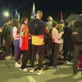 (VIDEO) Studenti u Kisaču aplauzom pozdravili Teodoru, jedinu preživelu u padu nadstrešnice