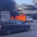 FOTO, VIDEO: Požar na Živinarniku, gori auto pored pijace!