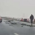 Lančani udesi paralisali auto-put ka Novom Sadu: Sve stoji, srča rasuta po kolovozu (video)