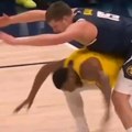 Nikola Jokić "jahao" košarkaša Lejkersa, ali bukvalno: Snimak postao viralan posle pobede Denvera
