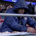 Nestvarna scena u Ligi šampiona: Navijač Atletiko Madrida pravio sendviče na tribini usred meča sa Totenhemom!