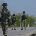 Vojnici naoružani do zuba patroliraju kod Kanjiže, opsadno stanje na severu Srbije nakon što je pronađen eksploziv kod…