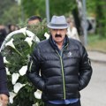 Haris Džinović potišten stigao na sahranu Saše Katančića: Prvi put u javnosti nakon svadbe bivše žene Meline (foto+video)…