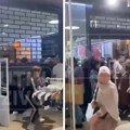 Opšti haos u Novom Pazaru zbog sniženja: Kupci se otimaju za robu, izbila tuča (video)