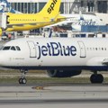 Muškarac se ušunjao u parkirani avion „Džetblua” i zaspao u toaletu: sad mora da plati 10.000 dolara