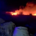Stavični snimci iz Apatina! Požar guta poljoprivredno gazdinstvo, na sve strane bukti jak plamen (video)