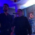 Naša folkerka uhvatila biznismena u krevetu sa muškarcem. O skandaloznoj aferi brujao Balkan, ona propala u zemlju od blama…