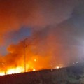 Bukti požar između pruge i zgrade bivšeg „Džinsija“ u Leskovcu (video)