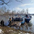 Nema predaje: Nastavljena evakuacija zarobljene stoke na Krčedinskoj adi, životinje iscrpljene, ima i uginulih (foto/video)