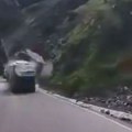 Ogromna stena se sručila na kamion i skroz ga smrskala: Neverovatan snimak kruži mrežama - Kako je vozač ostao živ, samo…