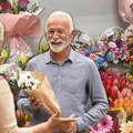 Deka Mimi i u penziji ne zaboravlja dame iz kolektiva: Došao po ruže, koštale su ga 750 dinara