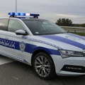 Mladi Beograđanin bežao od policije s kanabisom pa sleteo s puta i udario u parkirano vozilo