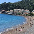 Prepune plaže gostiju iz Srbije, kupanje u moru već 1. maja: Cene još nisu paprene, kafa dva, a doručak šest evra po osobi