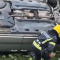 Jeziva nesreća kod srbobrana Vatrogasci seku automobil kako bi stigli do povređenih (foto/VIDEO)