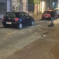 Fasada sa zgrade pala na ulicu! Drama u centru Beograda: Puklo staklo na jednom automobilu (foto)