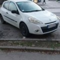 Sramna fotografija iz Pančeva! Auto zauzeo dva parking mesta u blizini vrtića: "Sebičluk na nivou"