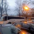 Autobusi za partiju, đaci na kiši – Inđija bez prevoza kad SNS putuje