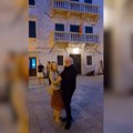 Ovo je supruga Željka Samardžića koju retko viđamo u javnosti: Pevač je uhvatio za ruku i zaplesao sa njom nasred trga…