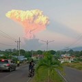 Zbog erupcije vulkana u Indoneziji evakuacija nekoliko sela, otkazani avionski letovi