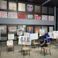 Izložba “Transparenti govore” otvorena u Kampusu: “Pukla ti narkokratija” i drugi hitovi protesta