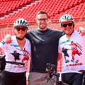 Elšnikovi roditelji stigli biciklama u Beograd