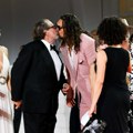 Najmuževniji glumac ljubi kolegu u Veneciji: Momoa došao u roze odelu sa nalakiranim noktima, ali tu nije bio kraj...