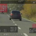 Бахати возач "гази" БМВ 232 на сат! Дивљачка вожња код Ковина: Непрописно претицао, па дао гас још више! Пуне руке посла…