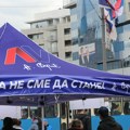 VIDEO: Naprednjaci postavili štandove širom grada, Novosađani prave buku