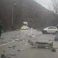 Težak udes na putu Leposavić – Priština: Vozač citroena se zakucao u kamion iz Novog Pazara