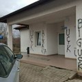 Kancelarija za KiM: Albanac na ambulanti kod Lipljana ispisao grafite koji veličaju "UČK", pa upao u vrtić