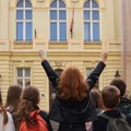 Male ruke, ali velika dela! Sia Paradinović (11) obnavlja biblioteku Osnovne škole "Kralj Petar Prvi": Bacila se u akciju sa…
