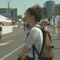 Reporterka N1 na skupu SNS: Posetilaca malo, suvenira puno, bučno u "crnoj kutiji"