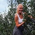 Kad nije u studiju, onda je na drvetu: Voditeljka bere šljive, pa sve objavila javno