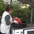Verica u ajvar ne stavlja ni konzervans ni vinobran: Ceo jug Srbije i Makedonija ga obožavaju, a ovo je njena tajna