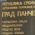 Poverenik SNS u Skupštini Pančeva nosio majicu s likom odbornice ZLF i uvredljivom i seksističkom porukom VIDEO