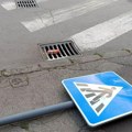 Foto-vest: Znak za pešački se "onesvestio" kraj pešačkog